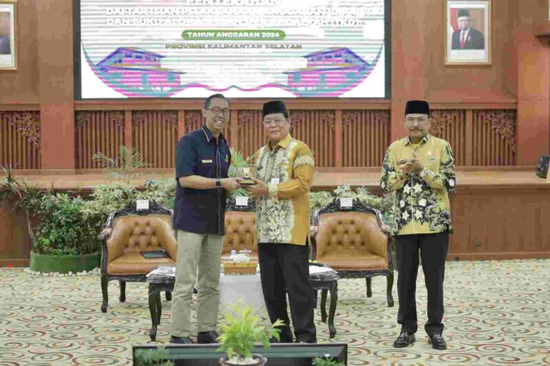 IMG-20231202-WA0038_W0uNkgAv2A Dari kanan, Ketua DPRD Kalsel, H Supian HK, Gubernur Kalsel, H Sahbirin Noor dan Kakanwil Ditjen Keuangan Kalsel, Syafriadi usai Penyerahan DIPA-TKD TA    2024, di Banjarbaru.