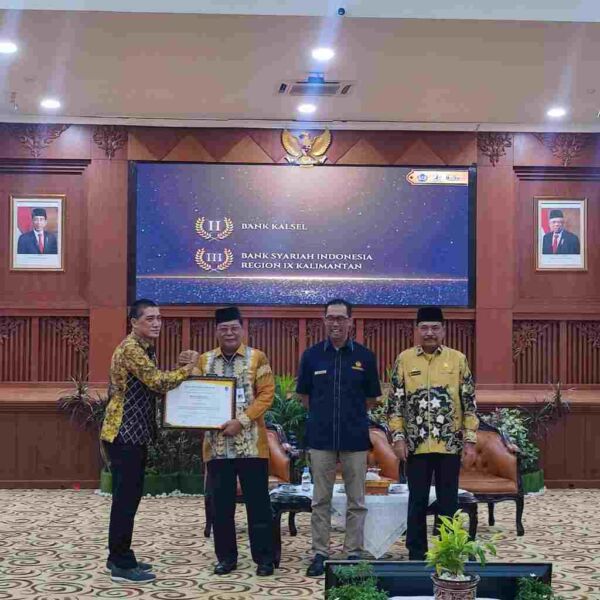 IMG-20231205-WA0027_WNwzyIn61I Dirut Bank Kalsel Fachrudin (kiri) menerima penghargaan dari Gubenur Kalsel H Sahbirin Noor, didampingi Kkanwil Ditjen PB dan Ketua DPRD Kalsel H Supian HK (kanan)