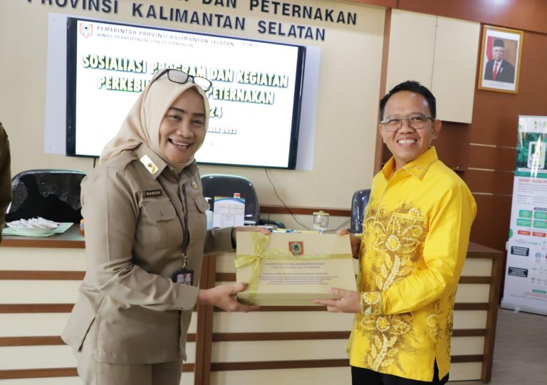 IMG-20231205-WA0039-768x540 Kadisbunak Provinsi Kalsel, Drh Suparmi, bersama Karo Adpim Setdaprov Kalsel, H Barkatullah . (Foto : Yusnadianoor)