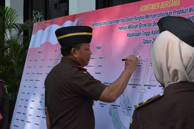 IMG-20240221-WA0002_R4NlAeNI5r Kajati Kalsel, Dr Mukri Menandatangani Komitmen Meraih  Zona Integritas WBBM di Lingkungan Kejati Kalsel,  Senin (19/2/2024).