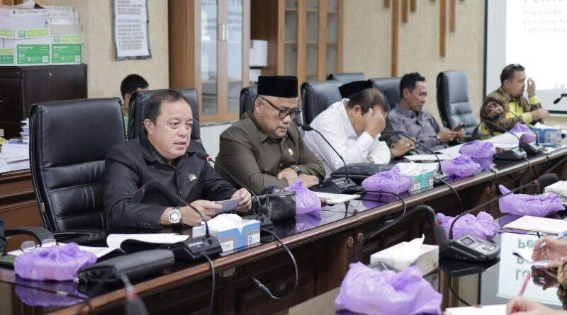 Compress_20240404_204438_8804-800x445 Foto Saat Rapat Pansus III DPRD Kalsel Dengan Bappeda dan PUPR