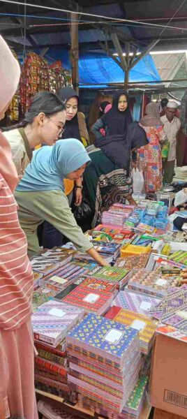 IMG20240713082544_uWijD1JP0U Foto Ibu Ibu Membeli Buku Keperluan Sekolah