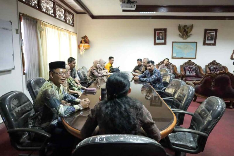 IMG-20241012-WA0037_Lk1Z3SlK0z Ketua Komisi II HM Yani Helmi Dan Rombongan Sedang Diskusi Di DPRD Bali