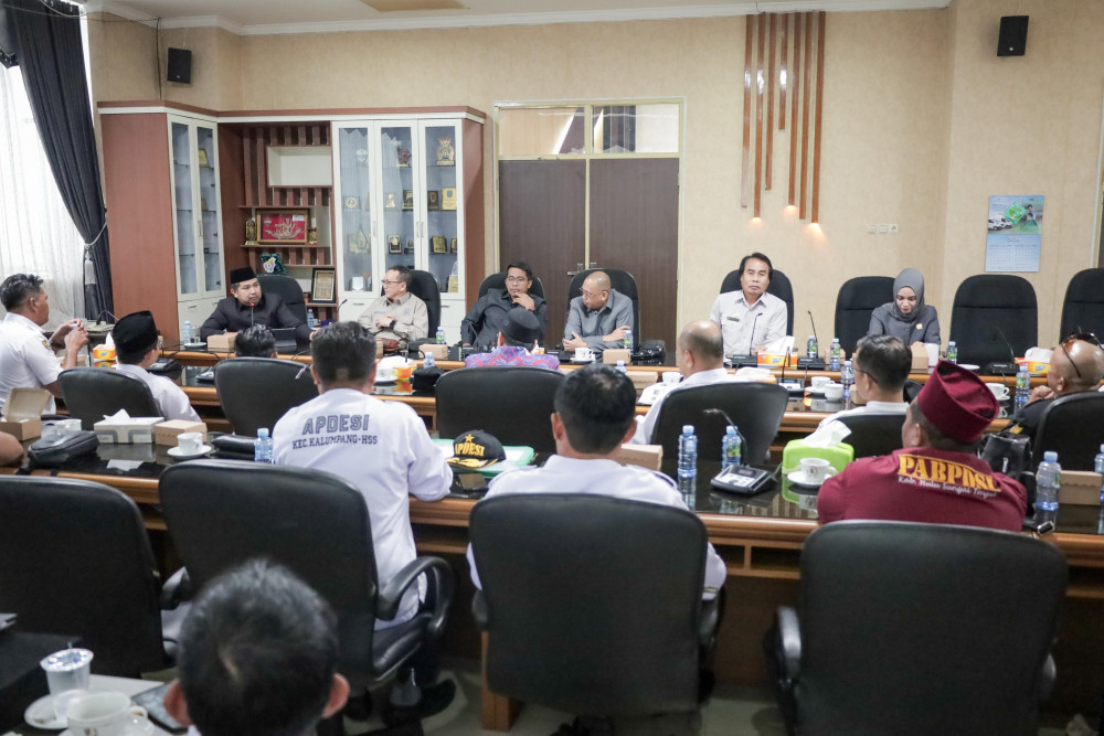 IMG-20250110-WA0041 Foto Saat Rapat Komisi I DPRD Kalsrl Dengan APDESI