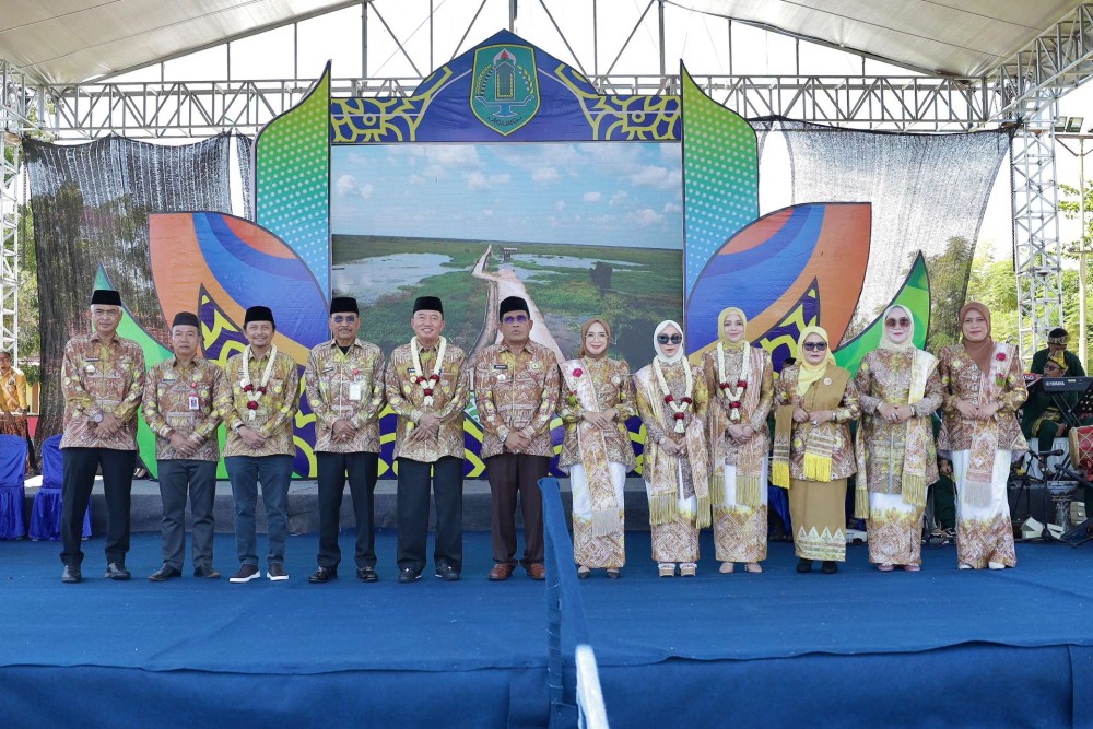 Compress_20250507_125033_3901 (1) Ketua Dewan, Gubernur, Wakil Gubernur, Bupati Dan Gatriwara Foto Bersama Di Hari Jadi HSU