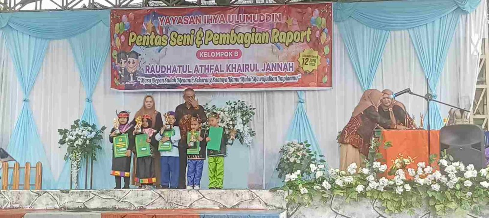 IMG20250612102520_if3fEl2y18 Kepala Sekolah RA Khairul Jannah Akhmad Suhaimi Saat Bagikan Raport Kelulusan