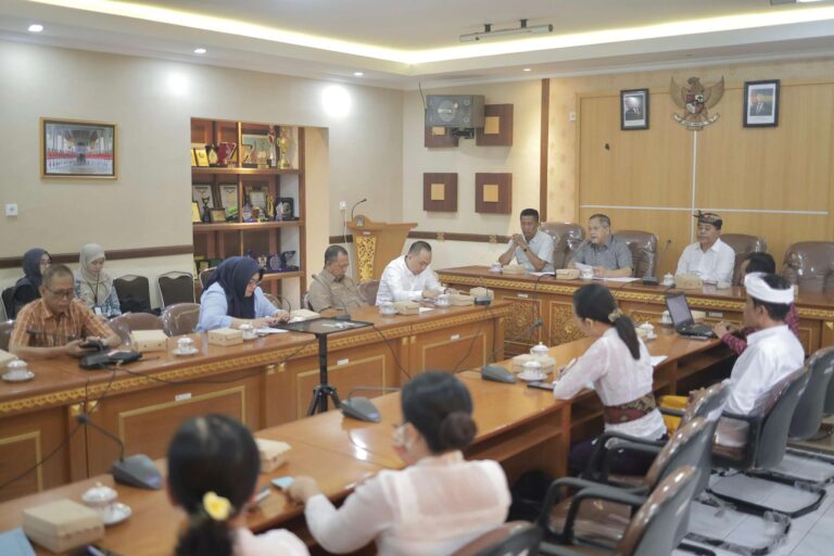 Compress_20250725_223807_7232-768x512 Rombongan Komisi IV DPRD Kalsel Saat Diskusi Dengan Disdikpora Bali