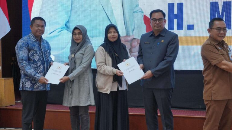 Compress_20250804_205510_0409-768x432 Acara Saat Penyerahan Program Beasiswa Indonesia Pintar Melalui Jalur Aspirasi Oleh Anggota DPR RI Fraksi Nasdem