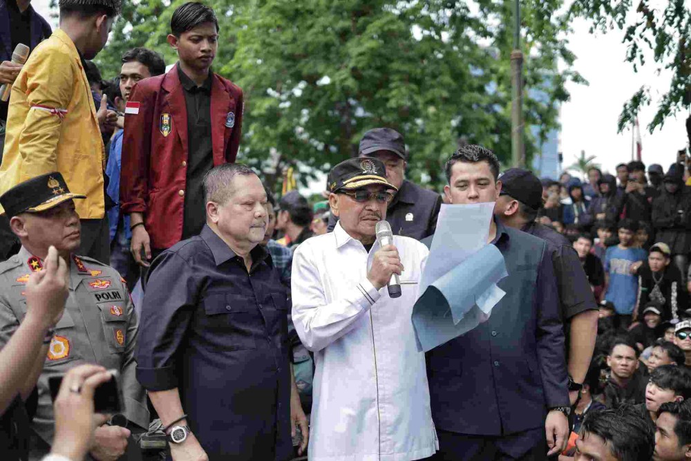 IMG-20250901-WA0052 Ketua DPRD Kalsel Supian HK Temui Ditengah Ribuan Pendemo Dimuka Kantor DPRD Kalsel