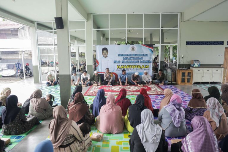 Compress_20251024_145825_5132-768x512 Wakil Ketua Kartoyo Dan Kapolsek Kandangan, I Putu Suadirka, Saat Sampaikan Materi Wawasan Kebangsaan Masyarakat HSS