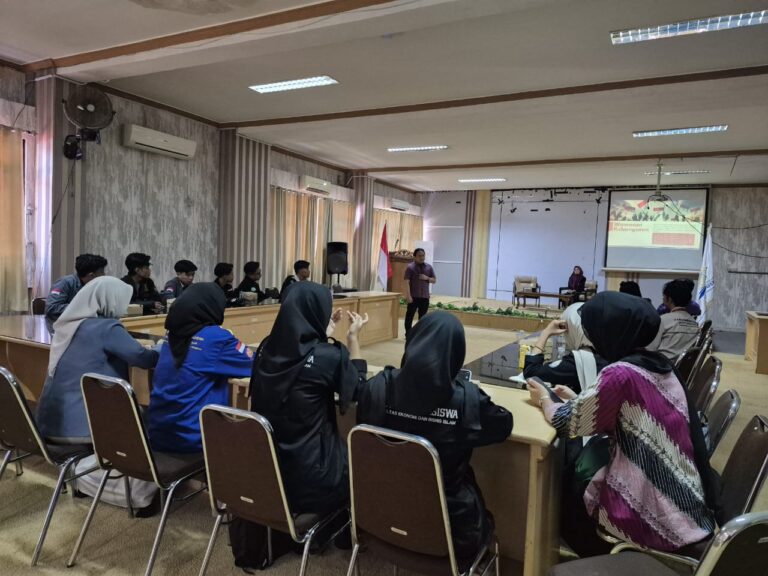 IMG-20251028-WA0119-768x576 Firman Yusi Anggota DPRD Kalsel Saat Memberikan Materi Dihadapan Mahasiswa UIN Banjarmasin